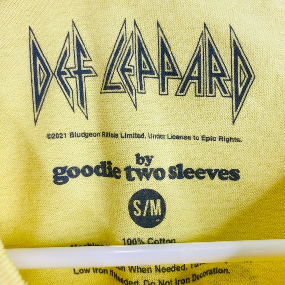 Def Leppard Graphic Band T-Shirt Yellow Triangle Logo Swimming Pool Dive… - Picture 9 of 9